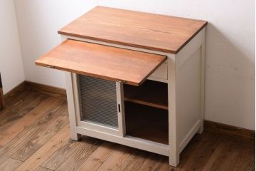 アンティーク家具　モールガラス入り!アンティークペイントのガラス戸収納棚(サイドキャビネット)