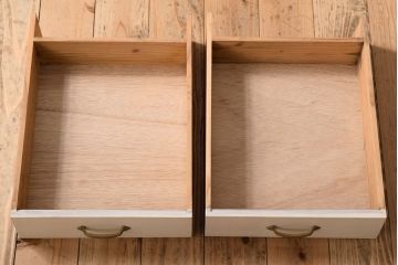 アンティーク家具　モールガラス入り!アンティークペイントのガラス戸収納棚(サイドキャビネット)