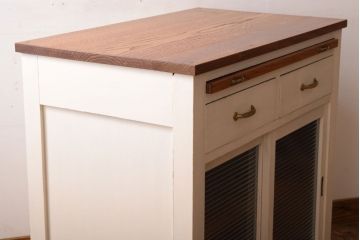 アンティーク家具　モールガラス入り!アンティークペイントのガラス戸収納棚(サイドキャビネット)