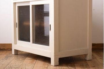 アンティーク家具　モールガラス入り!アンティークペイントのガラス戸収納棚(サイドキャビネット)