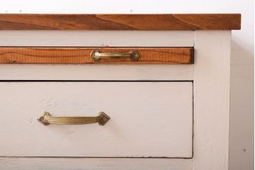 アンティーク家具　モールガラス入り!アンティークペイントのガラス戸収納棚(サイドキャビネット)