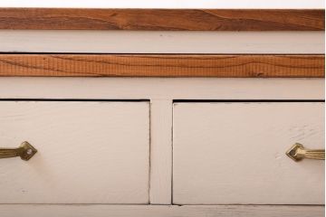 アンティーク家具　モールガラス入り!アンティークペイントのガラス戸収納棚(サイドキャビネット)