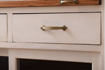 アンティーク家具　モールガラス入り!アンティークペイントのガラス戸収納棚(サイドキャビネット)