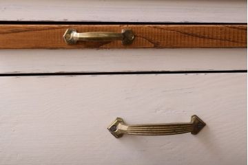 アンティーク家具　モールガラス入り!アンティークペイントのガラス戸収納棚(サイドキャビネット)