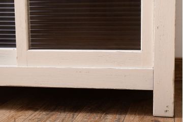 アンティーク家具　モールガラス入り!アンティークペイントのガラス戸収納棚(サイドキャビネット)