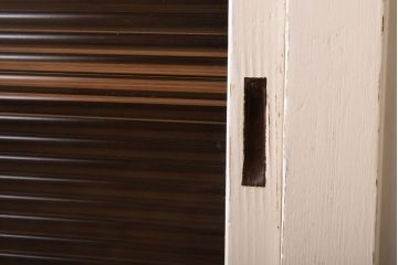 アンティーク家具　モールガラス入り!アンティークペイントのガラス戸収納棚(サイドキャビネット)