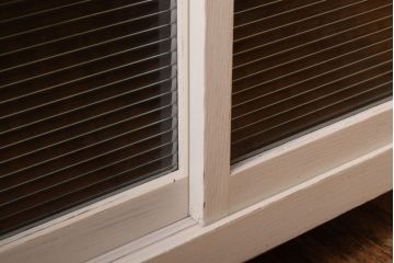 アンティーク家具　モールガラス入り!アンティークペイントのガラス戸収納棚(サイドキャビネット)