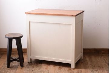 アンティーク家具　モールガラス入り!アンティークペイントのガラス戸収納棚(サイドキャビネット)