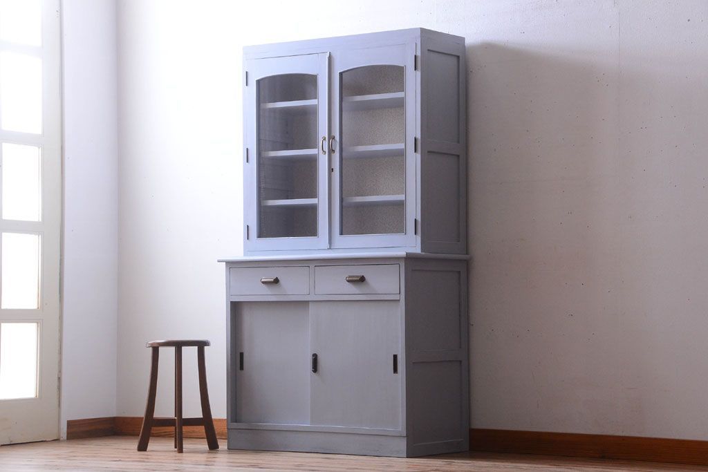 アンティーク家具　アンティークペイント!背面に柄の入ったお洒落な食器棚