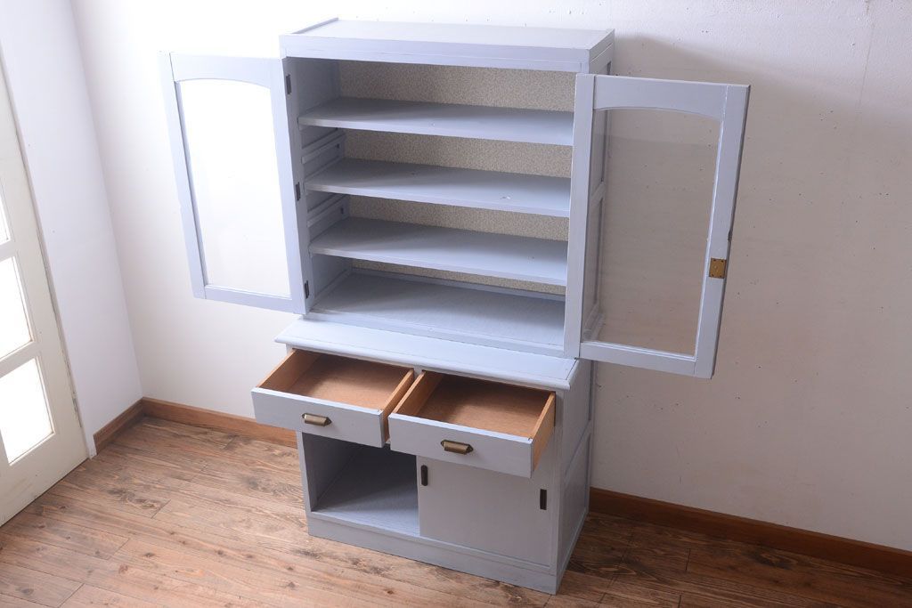 アンティーク家具　アンティークペイント!背面に柄の入ったお洒落な食器棚