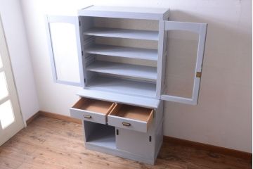 アンティーク家具　アンティークペイント!背面に柄の入ったお洒落な食器棚