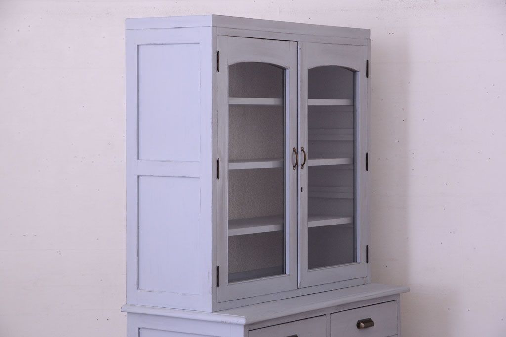 アンティーク家具　アンティークペイント!背面に柄の入ったお洒落な食器棚