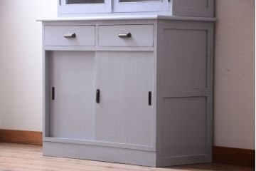 アンティーク家具　アンティークペイント!背面に柄の入ったお洒落な食器棚