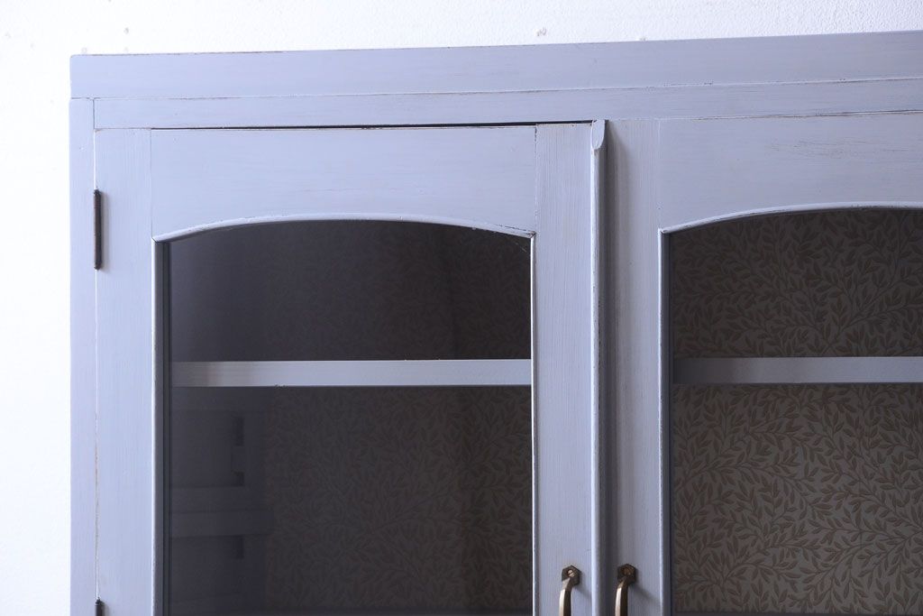 アンティーク家具　アンティークペイント!背面に柄の入ったお洒落な食器棚