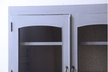 アンティーク家具　アンティークペイント!背面に柄の入ったお洒落な食器棚