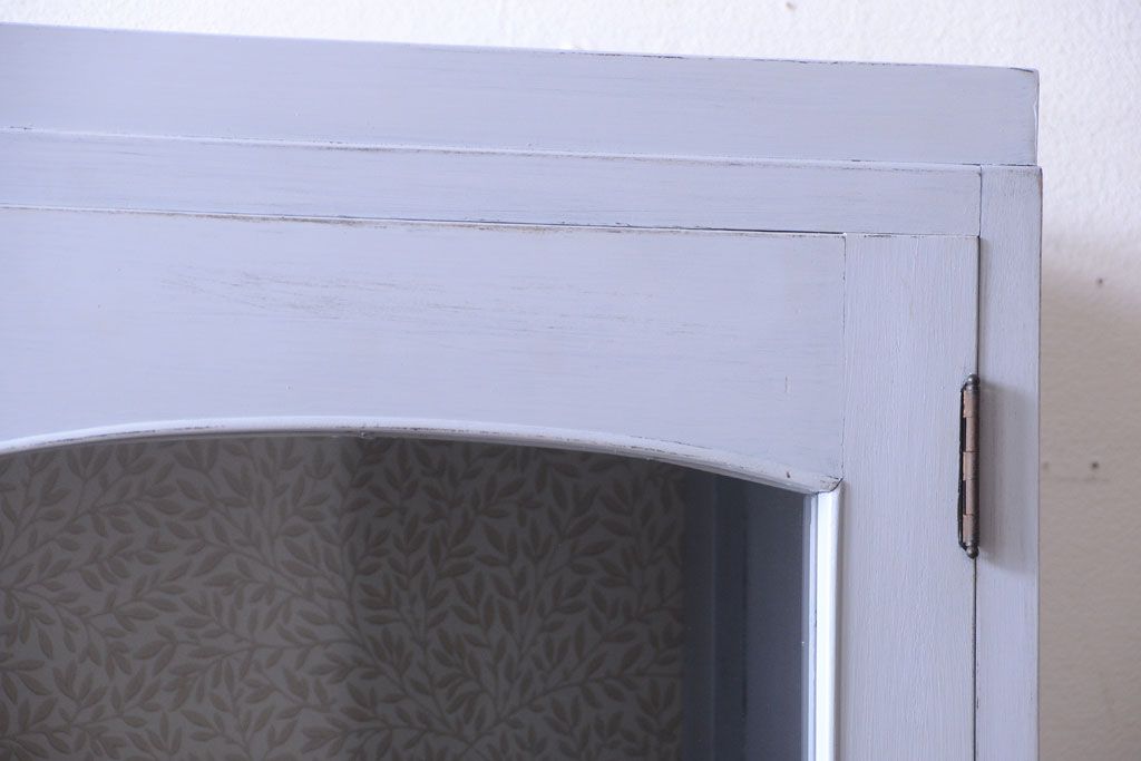 アンティーク家具　アンティークペイント!背面に柄の入ったお洒落な食器棚