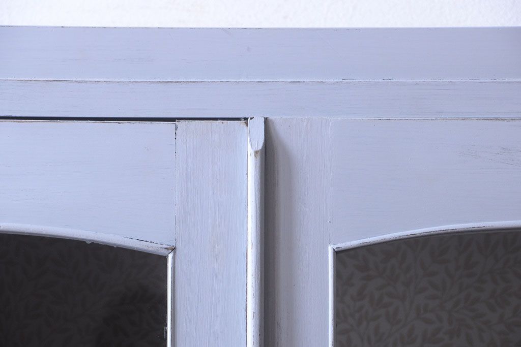 アンティーク家具　アンティークペイント!背面に柄の入ったお洒落な食器棚