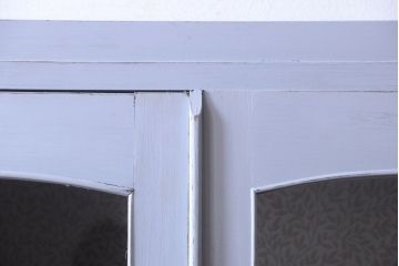 アンティーク家具　アンティークペイント!背面に柄の入ったお洒落な食器棚