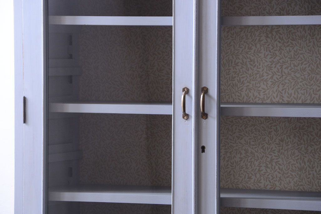 アンティーク家具　アンティークペイント!背面に柄の入ったお洒落な食器棚