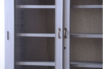 アンティーク家具　アンティークペイント!背面に柄の入ったお洒落な食器棚