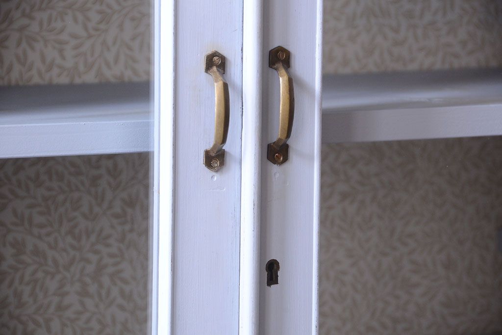 アンティーク家具　アンティークペイント!背面に柄の入ったお洒落な食器棚