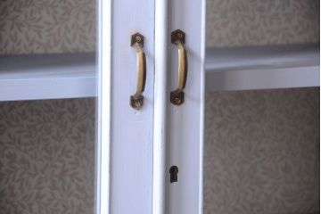 アンティーク家具　アンティークペイント!背面に柄の入ったお洒落な食器棚