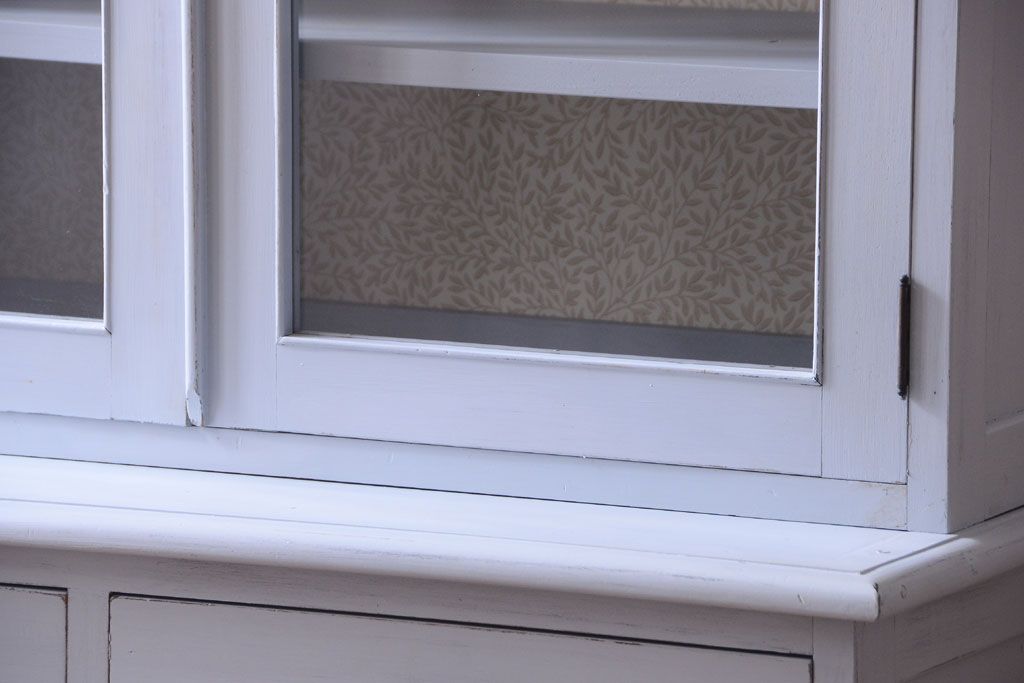 アンティーク家具　アンティークペイント!背面に柄の入ったお洒落な食器棚