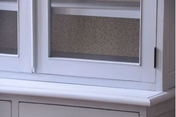 アンティーク家具　アンティークペイント!背面に柄の入ったお洒落な食器棚