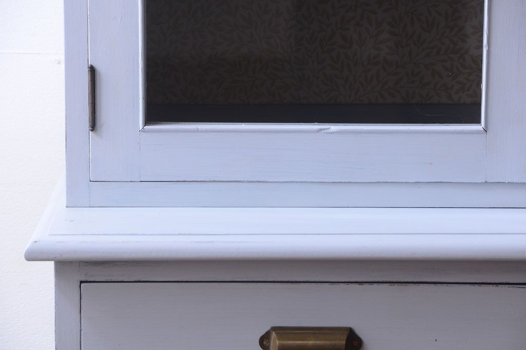 アンティーク家具　アンティークペイント!背面に柄の入ったお洒落な食器棚