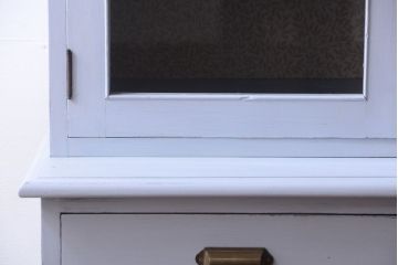 アンティーク家具　アンティークペイント!背面に柄の入ったお洒落な食器棚
