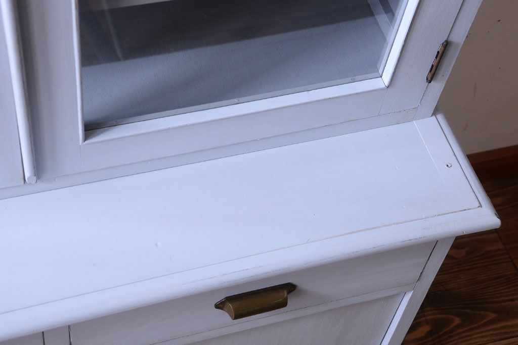 アンティーク家具　アンティークペイント!背面に柄の入ったお洒落な食器棚