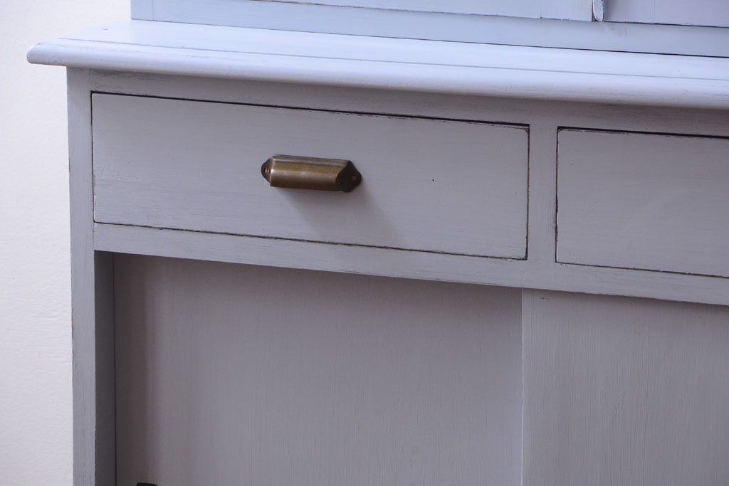 アンティーク家具　アンティークペイント!背面に柄の入ったお洒落な食器棚