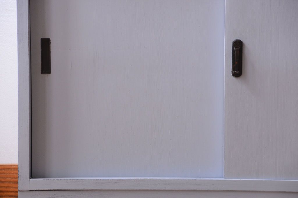 アンティーク家具　アンティークペイント!背面に柄の入ったお洒落な食器棚