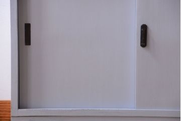 アンティーク家具　アンティークペイント!背面に柄の入ったお洒落な食器棚