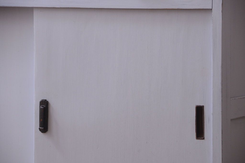 アンティーク家具　アンティークペイント!背面に柄の入ったお洒落な食器棚