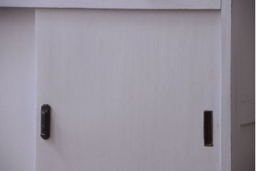 アンティーク家具　アンティークペイント!背面に柄の入ったお洒落な食器棚