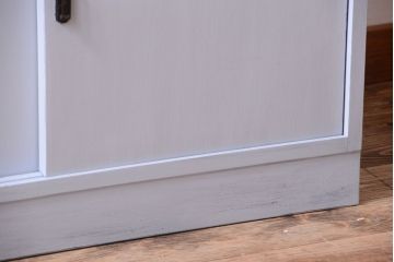 アンティーク家具　アンティークペイント!背面に柄の入ったお洒落な食器棚