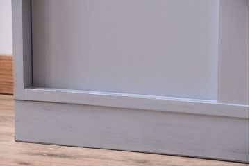 アンティーク家具　アンティークペイント!背面に柄の入ったお洒落な食器棚