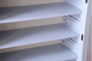 アンティーク家具　アンティークペイント!背面に柄の入ったお洒落な食器棚