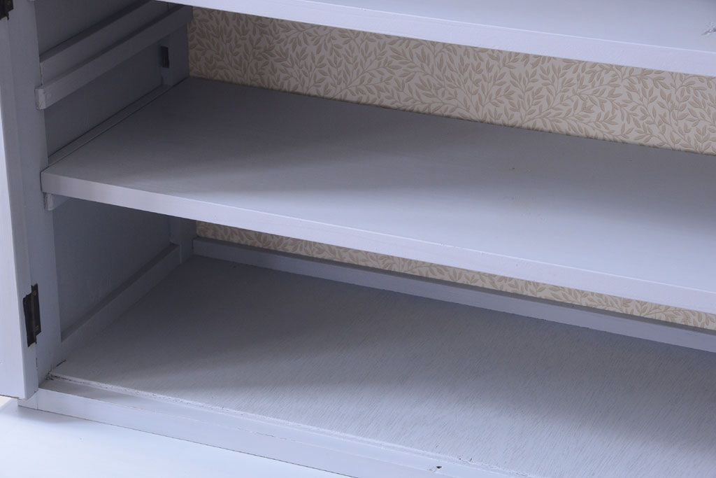 アンティーク家具　アンティークペイント!背面に柄の入ったお洒落な食器棚