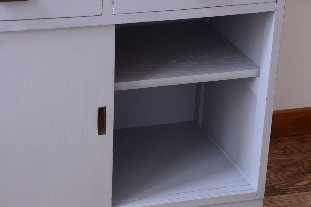 アンティーク家具　アンティークペイント!背面に柄の入ったお洒落な食器棚