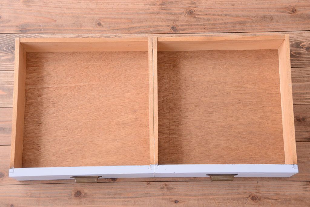 アンティーク家具　アンティークペイント!背面に柄の入ったお洒落な食器棚