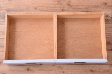 アンティーク家具　アンティークペイント!背面に柄の入ったお洒落な食器棚