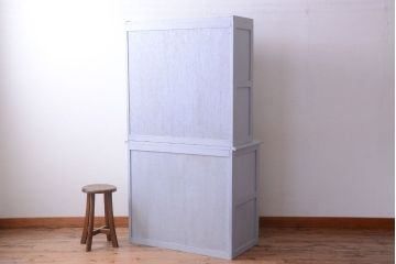 アンティーク家具　アンティークペイント!背面に柄の入ったお洒落な食器棚