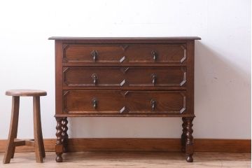 アンティーク家具　オーク材　ツイストレッグの上品なイギリスアンティークチェスト