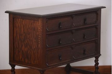 アンティーク家具　オーク材　ツイストレッグの上品なイギリスアンティークチェスト