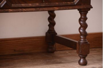 アンティーク家具　オーク材　ツイストレッグの上品なイギリスアンティークチェスト