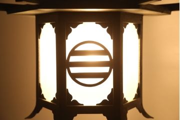 家紋入りデザイン　金属製のアンティーク壁掛け照明