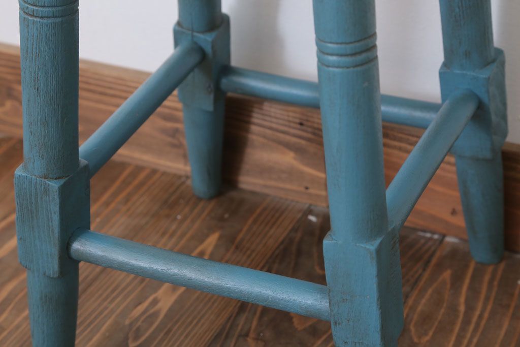 アンティーク家具　アンティークペイント　濃い水色の丸スツール