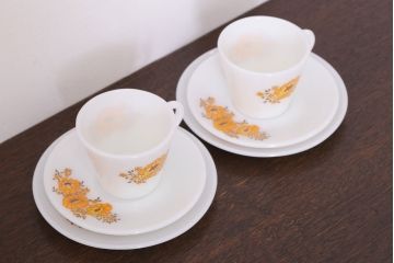 アンティーク雑貨　イギリスビンテージ　JAJ　パイレックス　Sunflower(サンフラワー)シリーズ　ミルクガラスのカップ&ソーサー&プレート(トリオ)2客セット(洋食器)